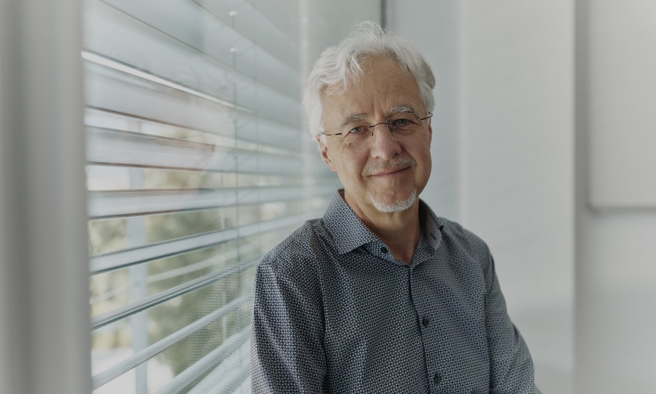 Hans Briegel sitzend auf einer Fensterbank