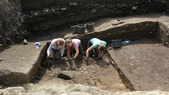 Abb. 2: Freilegen einer hallstattzeitlichen Steinplanie in Fläche 1