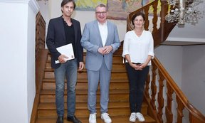 LR Johannes Tratter (Mitte) gratuliert dem neuen Vorsitzenden des SOG-Beirats Lukas Madersbacher und der neuen stellvertretenden Vorsitzenden Diana Ortner