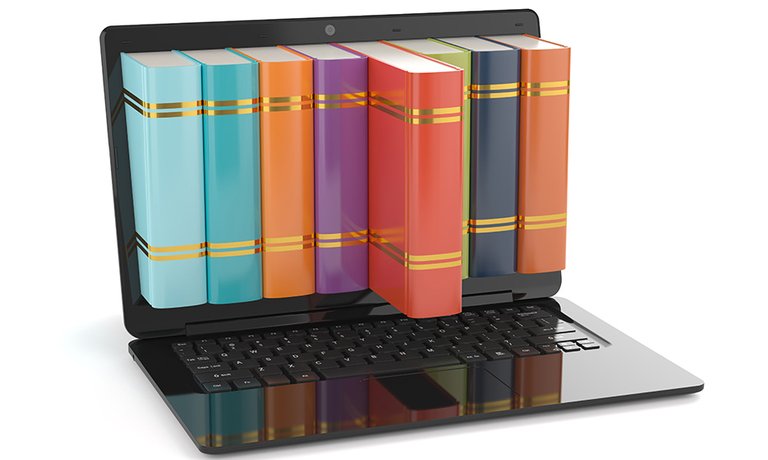 Das Bild zeigt einen Laptop, aus dem eine Bücherreihe hervorragt.