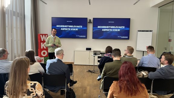 Blick in den Raum von hinten, während Andreas Eckhardt seinen Vortrag hält