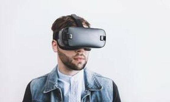 Person mit VR Brille.