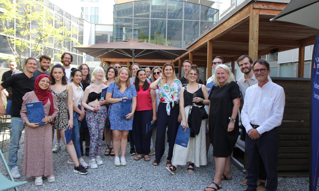 Gruppenfoto aller Teilnehmer:innen der Summer School am Campus Universitätsstraße.