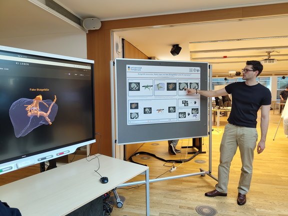 Researcher showing his work at long night of research
