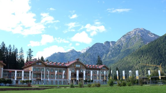 Ansicht Vorderseite des Kulturzentrums in Toblach in Südtirol