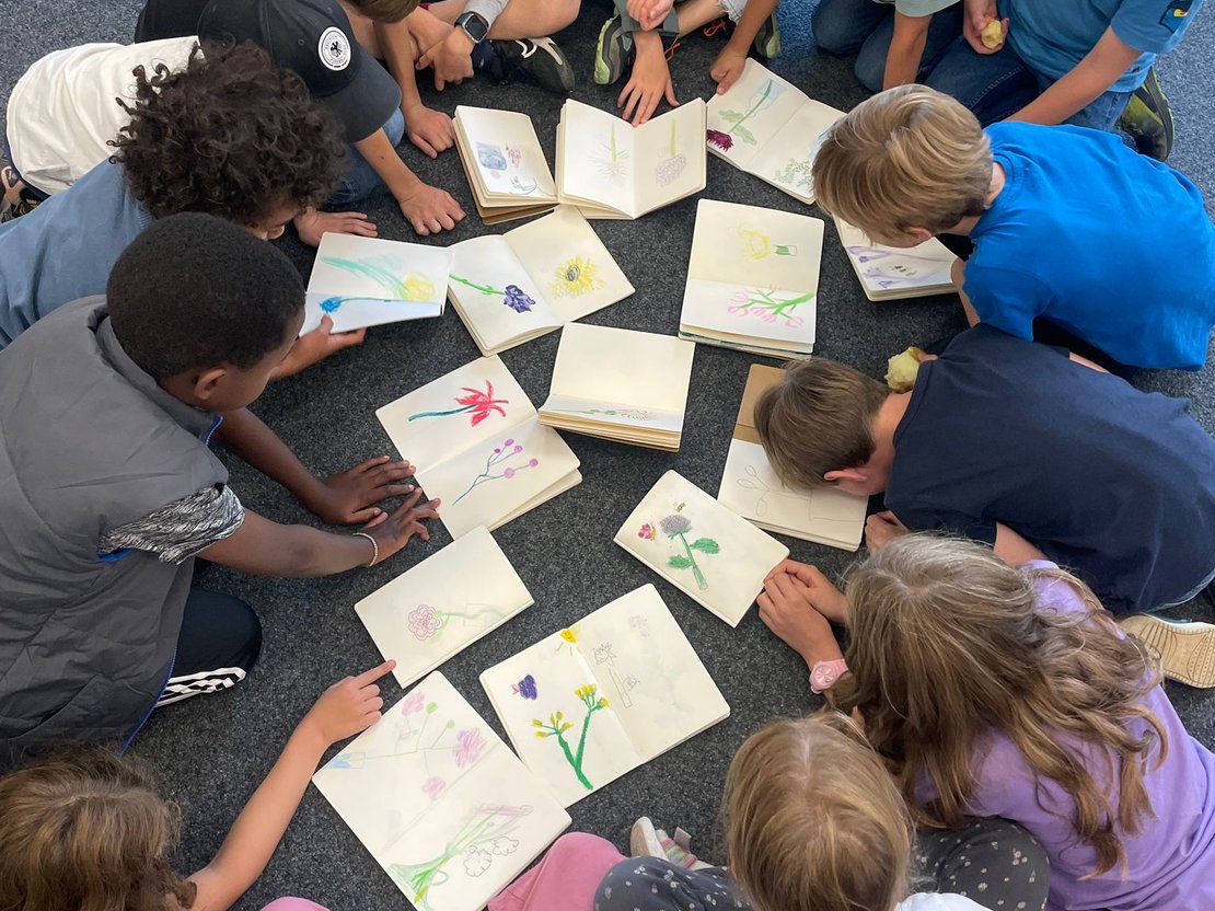 Kind zeichnet Blumen