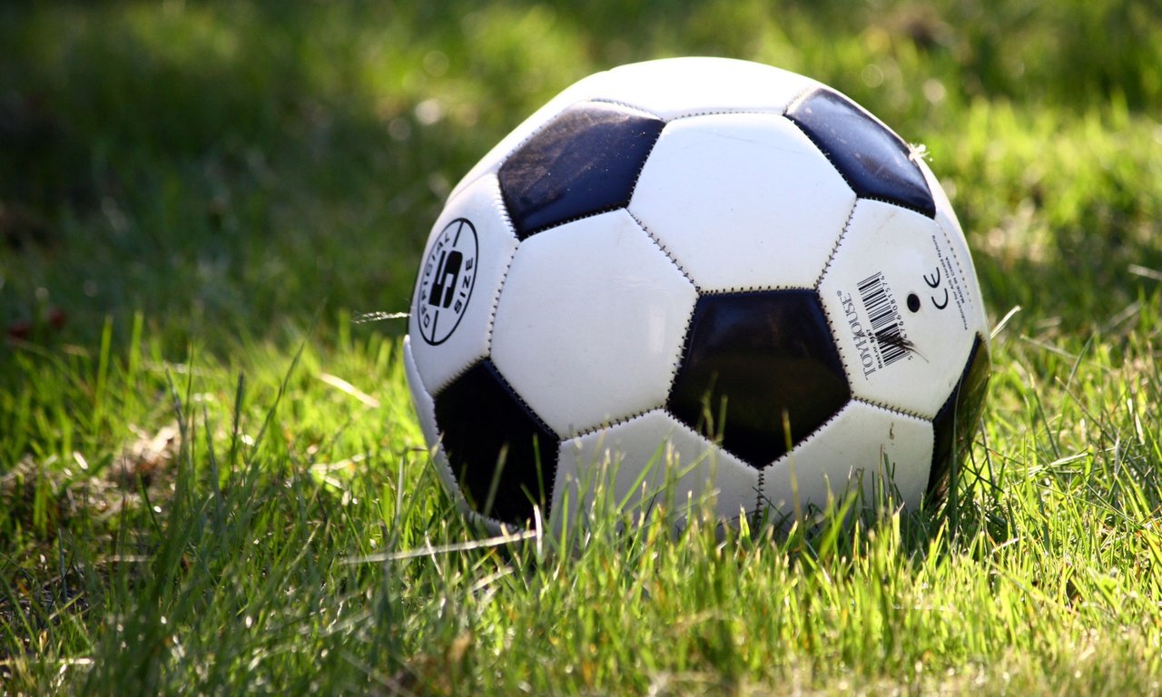 Symbolfoto: Fußball auf einem Feld.