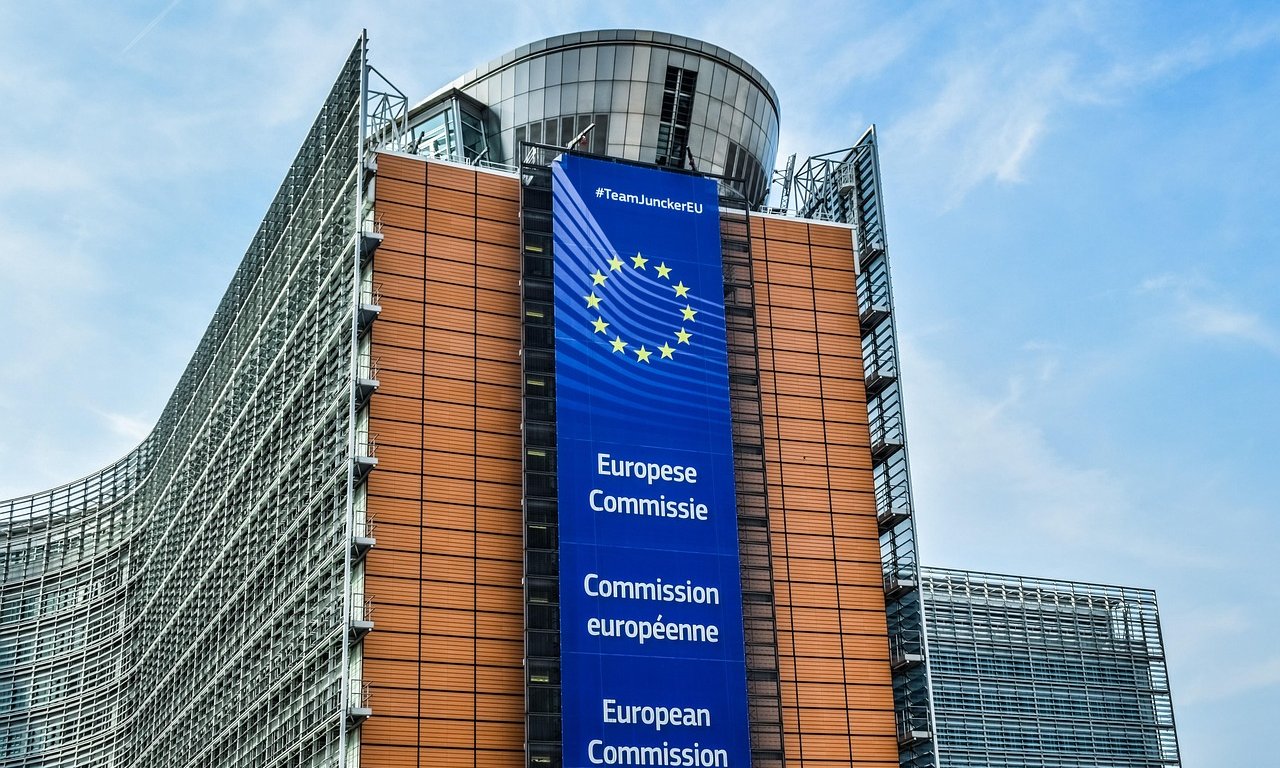 Das Gebäude der Europäischen Kommission von vorne
