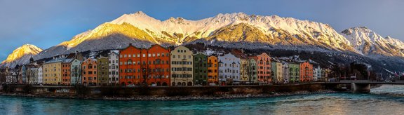 Maria Hilf Häuser im Winter mit Inn im Vordergrund