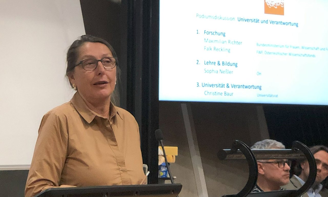 Christine Baur hält einen Vortrag