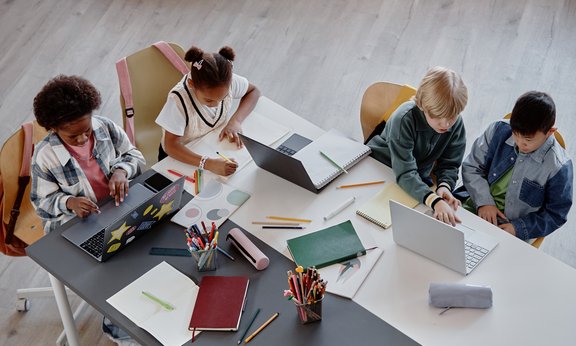 Lernende Kinder am Tisch