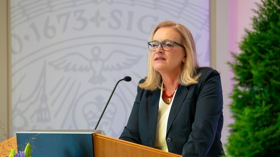 Ansprache von Ulrike Hugl (Betriebsratsvorsitzende für das wissenschaftliche Personal)