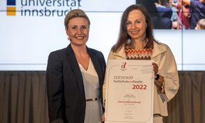 Bundesministerin Susanne Raab überreichte die Auszeichnung an die Leiterin der Personalentwicklung Isabella Göschl.