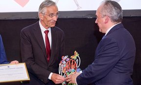 Botschafter Mordechai Rodgold übergibt die Auszeichnung an Rektor Tilmann Märk.