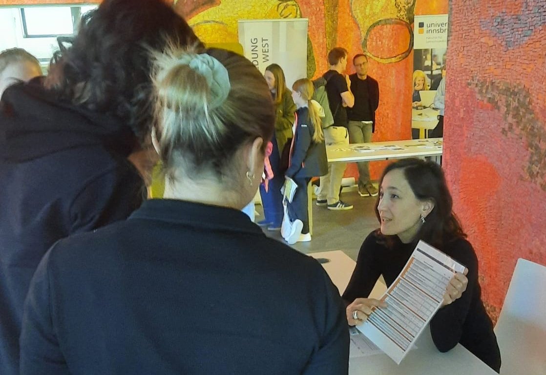 Foto Gespräch zwischen Interessent:innen und Dr. Asligül Aysel