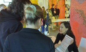 Foto Gespräch zwischen Interessent:innen und Dr. Asligül Aysel