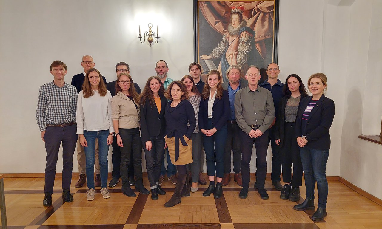 Ein Gruppenfoto mit den Teilnehmer*innen in der Claudiana