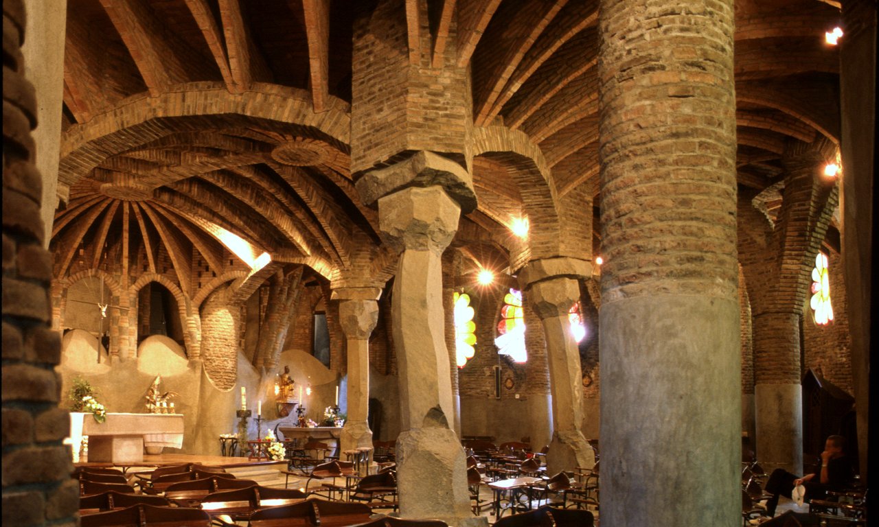 Blick in die Krypta der unvollendeten Kirche