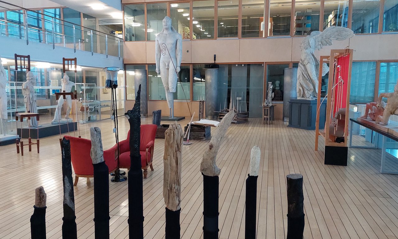 Blick in das Archäologische Universitätsmuseum mit der Ausstellung „La Collezione LVISE“