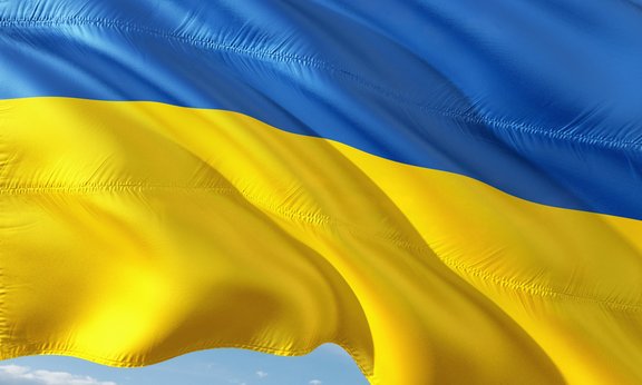 Flagge der Ukraine weht im Wind.