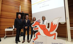 (von links nach rechts): Paul Gappmaier (Bildungsdirektion), Bernhard Fügenschuh (Vizerek-tor Uni Innsbruck), Ulrike Pfeiffenberger-Blaas und Silvia Prock (Team Junge Uni)