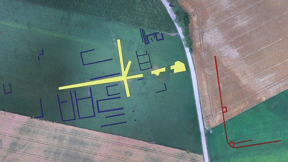 Abb. 1: Luftbild mit Umzeichnung der archäologischen Befunde
