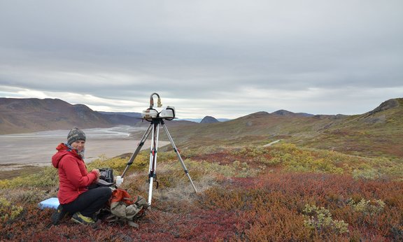 Die Ökologie-Studentin Nora Els sammelt für ihre PhD-Arbeit Luftproben in Grönland.