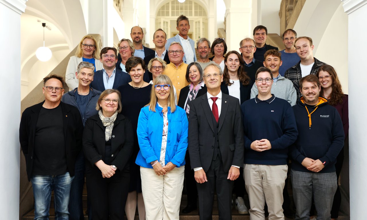 Die Mitglieder des neuen Senats auf einer Treppe stehend