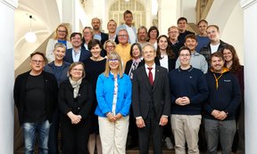 Die Mitglieder des neuen Senats auf einer Treppe stehend