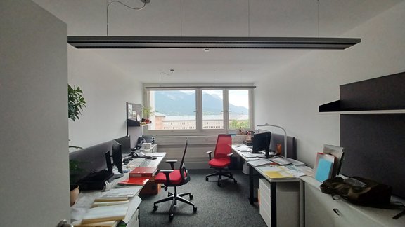Büro mit zwei Arbeitsplätze