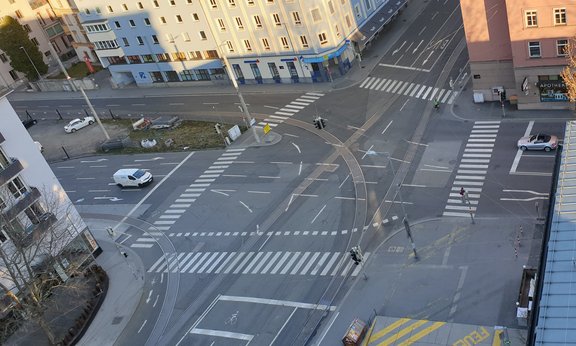 Verkehrskreuzung in Innsbruck mit ganz wenigen Fahrzeugen