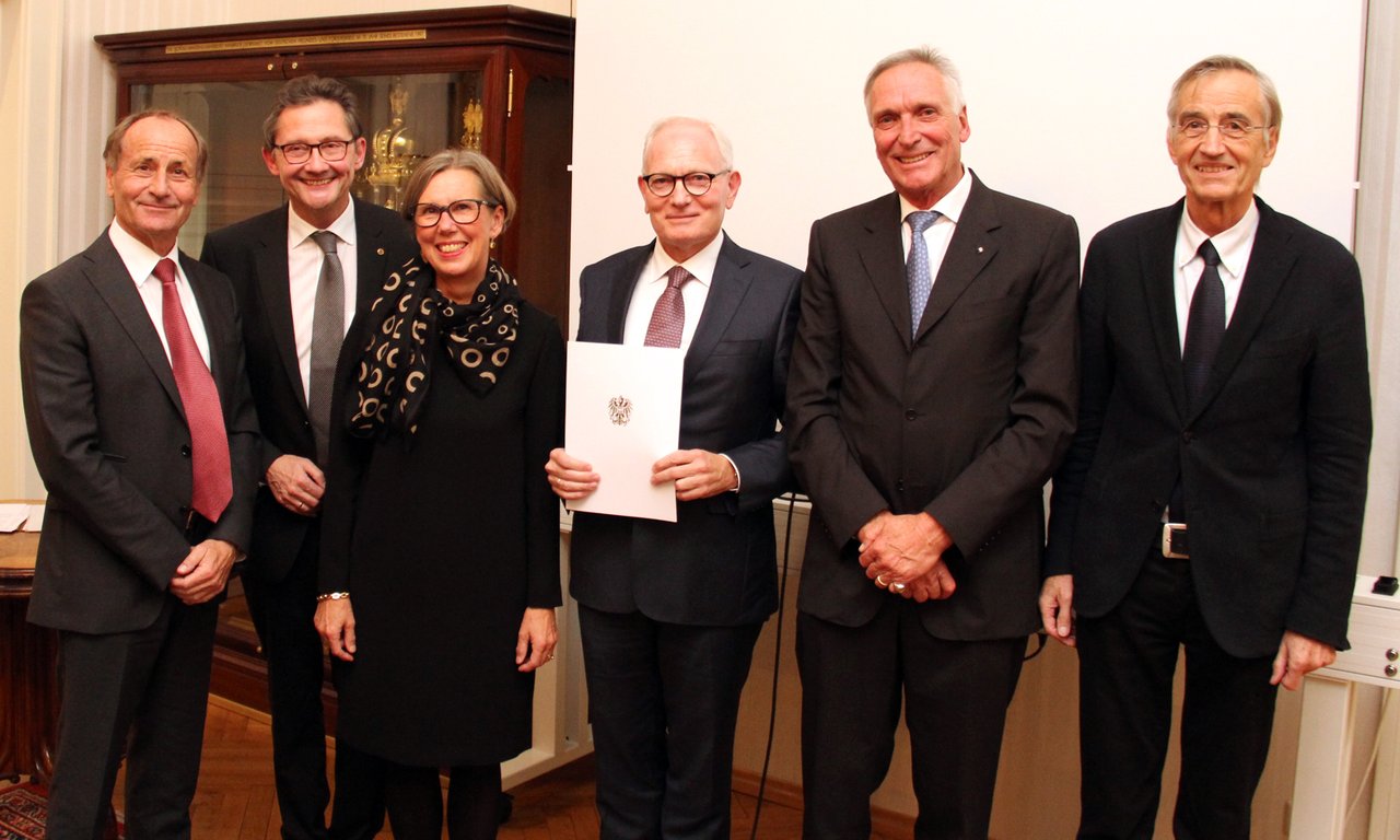 Gruppenfoto Berufstitelverleihung Manfred Umlauft