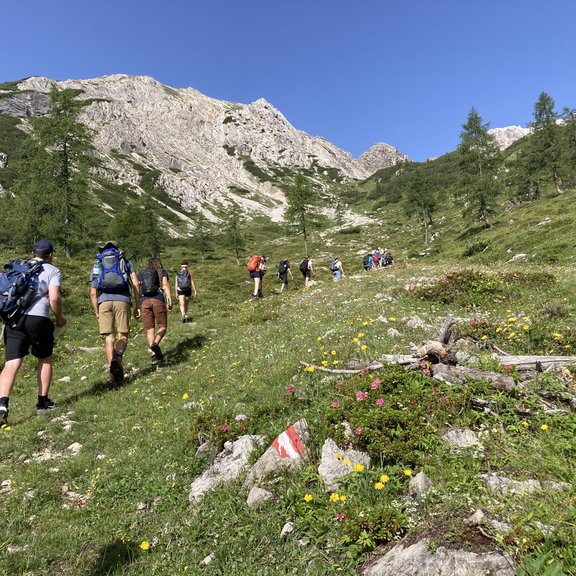 Ostalpenexkursion 2022 Gruppe Studierender vor Bergkulisse