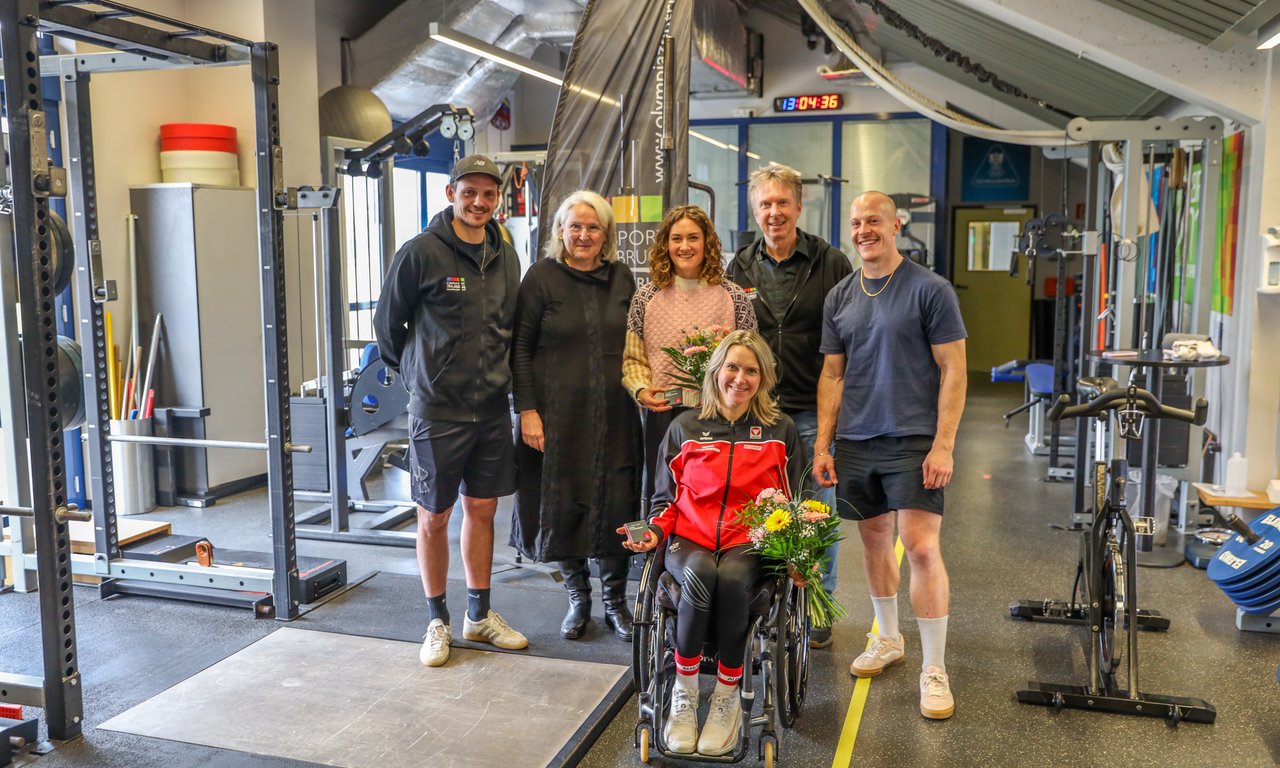 Das Gruppenfoto zeigt die geehrten Sportlerinnen und wurde im Trainingszentrum aufgenommen, im Hintergrund sind diverse Trainingsgeräte zu sehen.