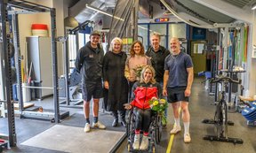 Das Gruppenfoto zeigt die geehrten Sportlerinnen und wurde im Trainingszentrum aufgenommen, im Hintergrund sind diverse Trainingsgeräte zu sehen.