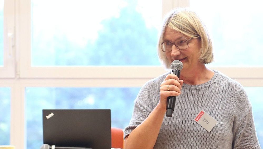 Zu sehen ist Anni Findl Ludescher als Referentin bei der "Seelsorge(t)raumtagung".