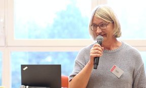 Zu sehen ist Anni Findl Ludescher als Referentin bei der "Seelsorge(t)raumtagung".