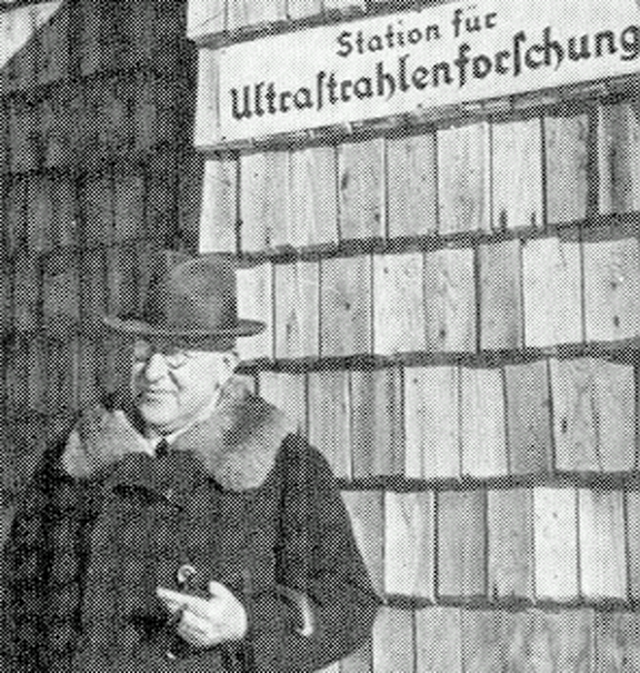 Victor Franz Hess in front of the Hafelekar Observatory vor der Messtation Hafelekar