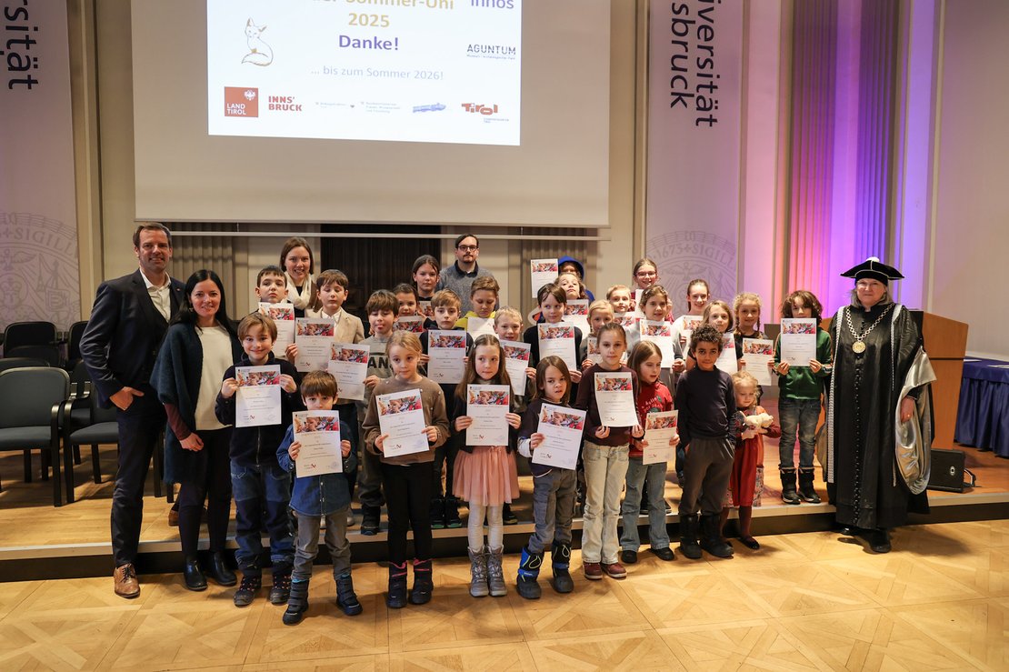 33 Kinder zeigen stolz ihr Diplom.