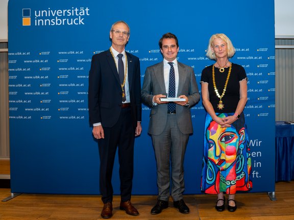 im Bild: Dekan Walter Obwexer, Daniel Blum, Rektorin Veronika Sexl