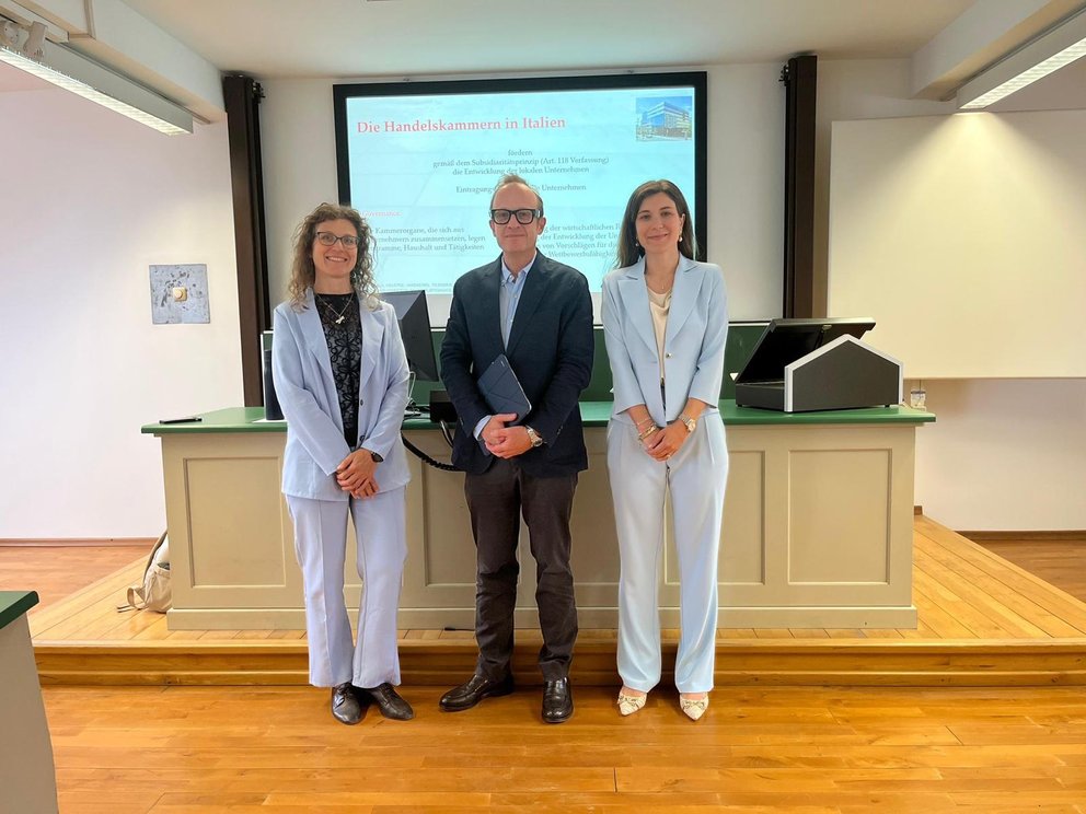 Eleonora Chiappini und Karin Pichler mit Institutsleiter Francesco A. Schurr