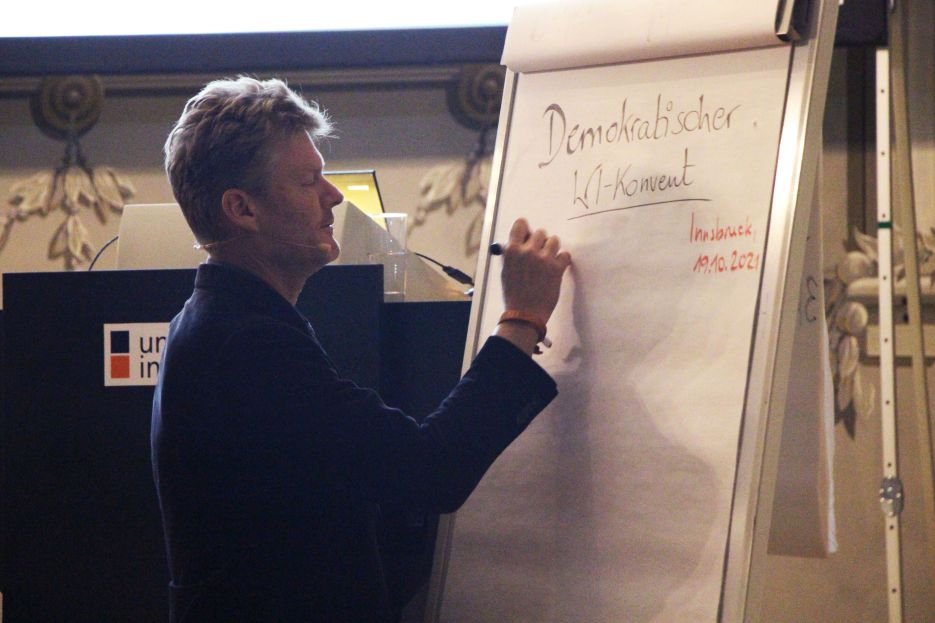 Christian Felber bei seinem Vortrag im Kaiser-Leopold-Saal