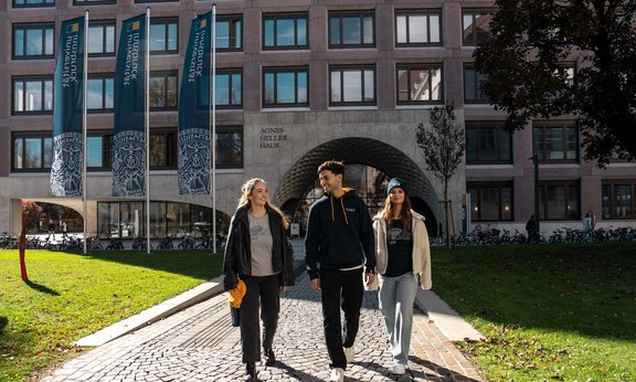 Studierende am Campus Innrain mit Merchandise Artikeln