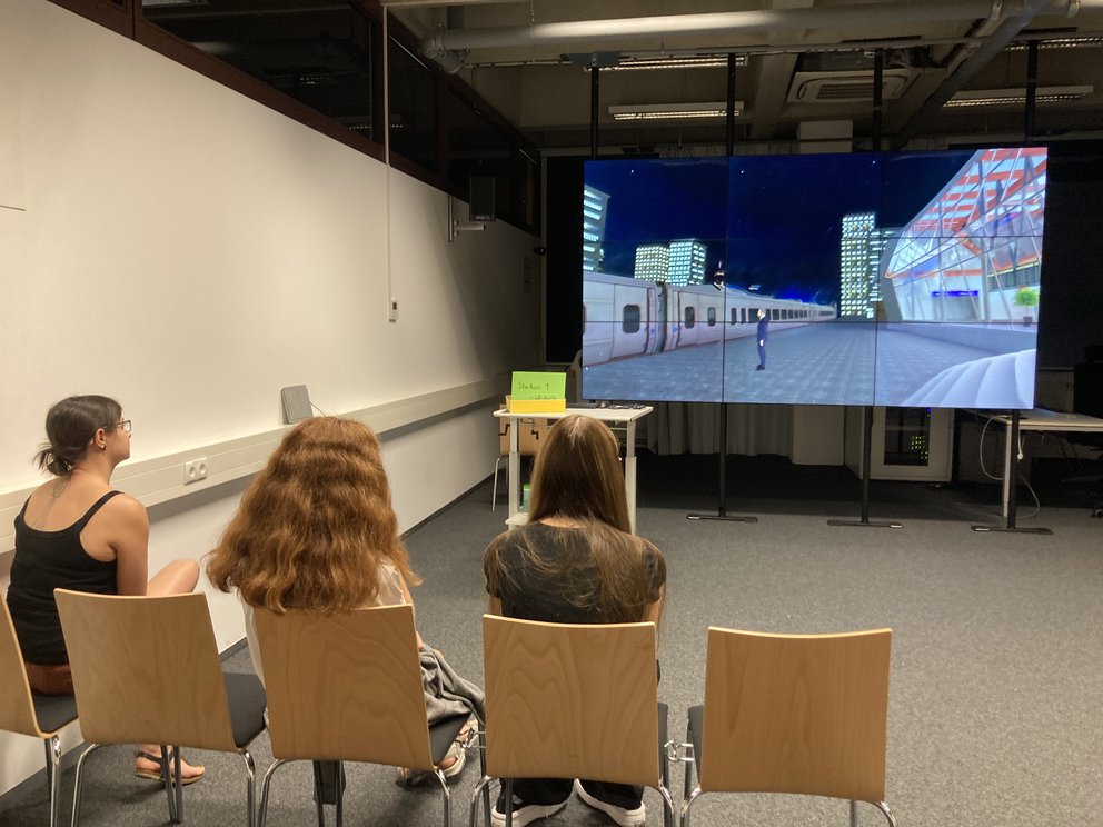 SchülerInnen vor Leinwand mit Virtual Reality-Darstellung