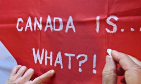 Handgeschriebener Text in weiß „Canada is ... what?“ auf rotem Hintergrund.