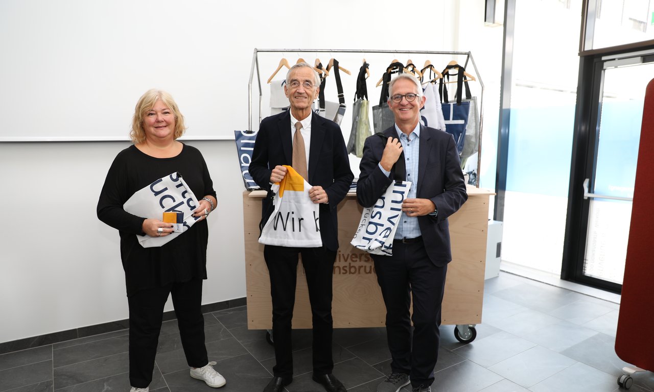 v.l.: Evelyn Troppmair, Projektkoordinatorin der ibis acam Bildungs GmbH, Rektor Tilmann Märk und Georg Willeit, Geschäftsführer der Lebenshilfe Tirol.