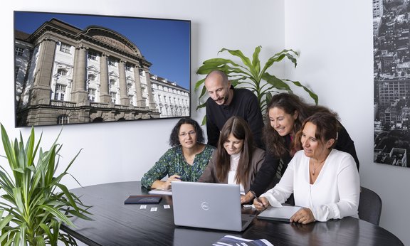 Symbolbild Personalabteilung, zeigt 5 Personen bei einer Besprechung