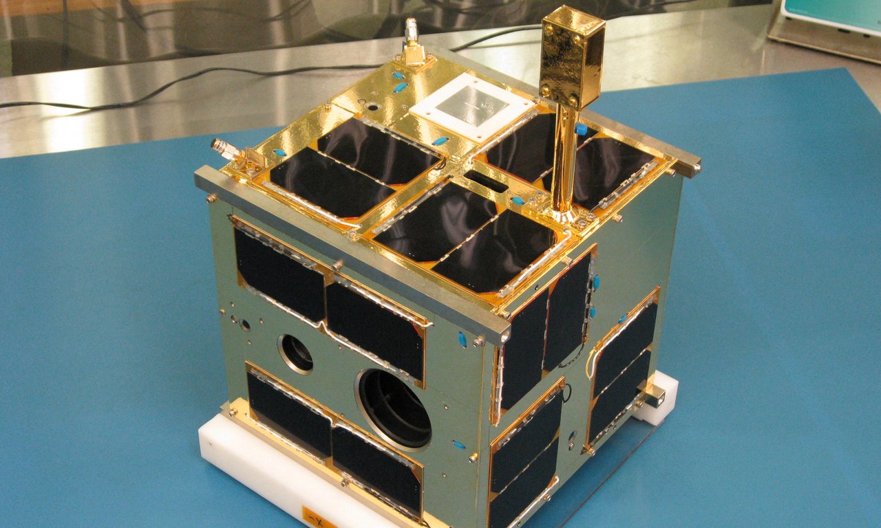 Blick auf das Modell eines Mini-Satelliten
