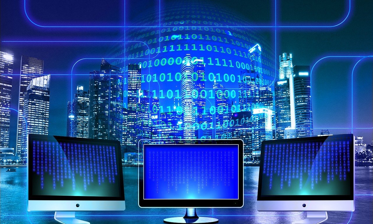 Drei Monitore vor einer digitalen Weltkugel