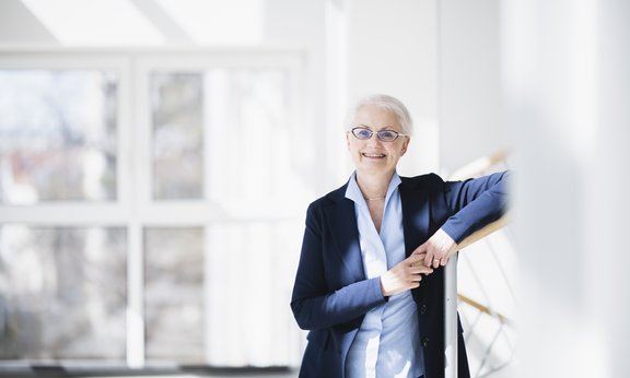 Portrait Barbara Hinger ab Oberkörper, lächelnd
